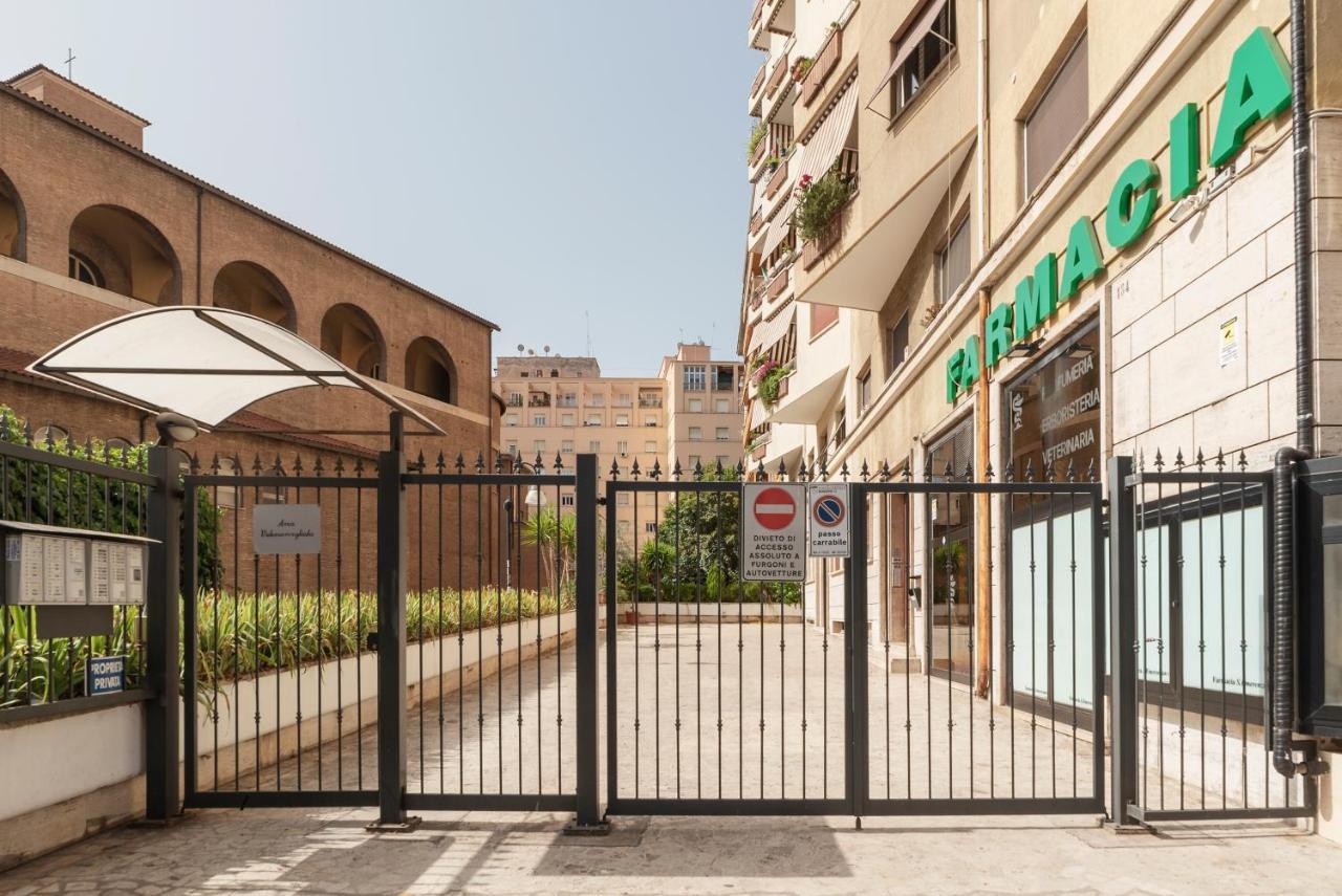Roomy And Bright Apartment With Terrace Rome Exterior photo
